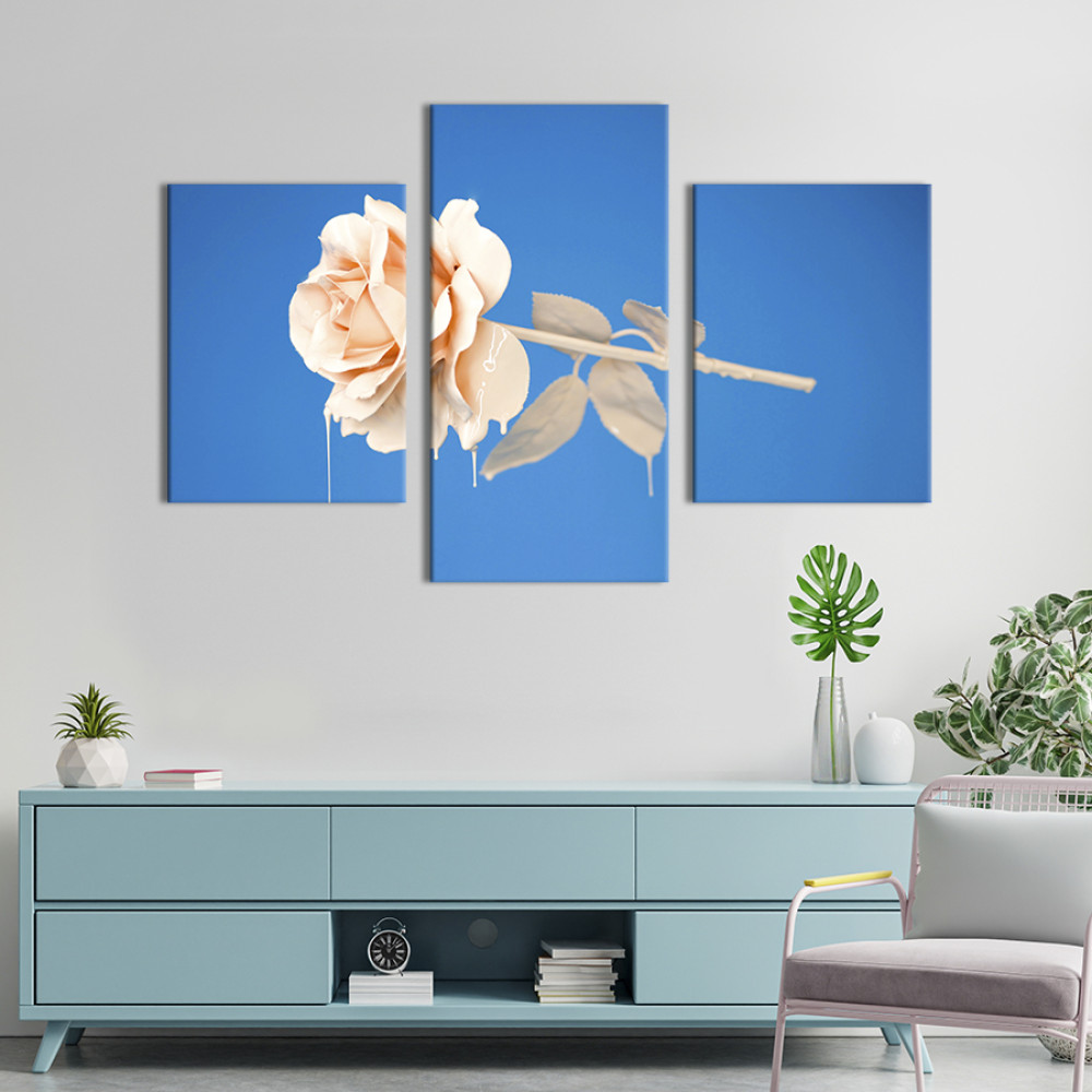 Картина триптих Бежева троянда на блакитному тлі 141x90 см (801-32)