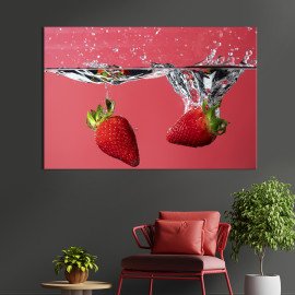Картина для кухні кафе бару Полуниця у воді 51x34 см (1569-1)
